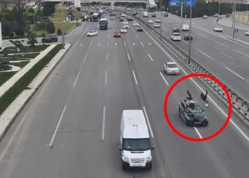 Aeroport yolunda DƏHŞƏTLİ QƏZA: 2 piyadanı maşın vurdu - VİDEO