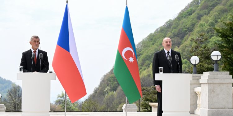 Həm sözdə, həm də işdə səmimi münasibətlər