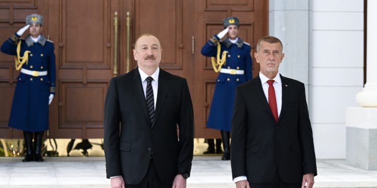 İlham Əliyev Qəbələdə Andrey Babişi qarşıladı - FOTOLAR