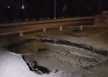 Çobanzadə küçəsində yol çökdü, böyük çuxur yarandı - VİDEO