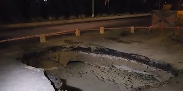 Çobanzadə küçəsində yol çökdü, böyük çuxur yarandı - VİDEO