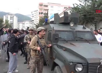 Hücumdan sonra cəsədi məktəbdən zirehli maşınla çıxarılıb - VİDEO