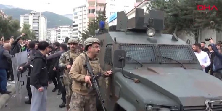 Hücumdan sonra cəsədi məktəbdən zirehli maşınla çıxarılıb - VİDEO