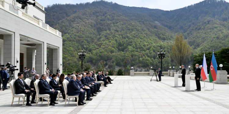 Humanitar sahələrdə  uğurlu siyasət modeli