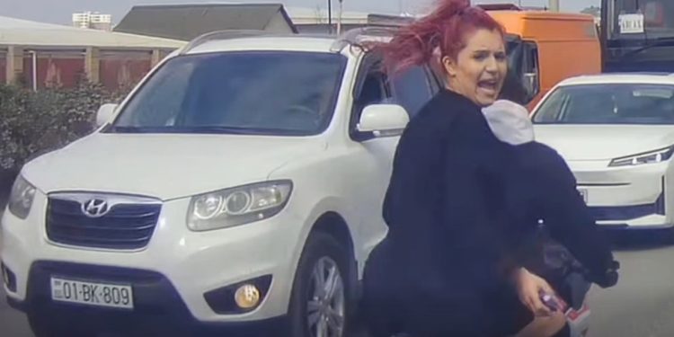 Gənc qızlar yolda motosikletlə təhlükəli hərəkətlər etdilər - VİDEO