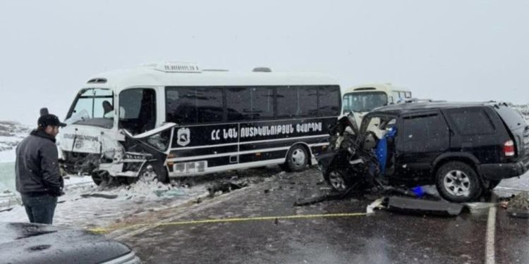 Paşinyanın kortejində qəza - 1 ölü, 12 yaralı