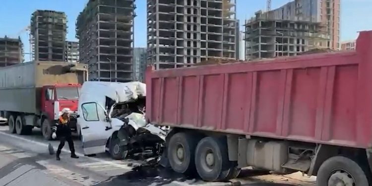 Bakıda ağır qəza - "Sprinter" "Shacman"la toqquşdu - VİDEO