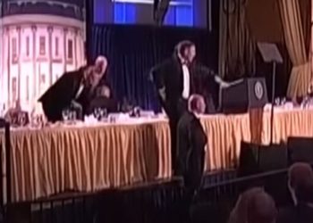 Trampın olduğu tədbirdə atışma - VİDEO