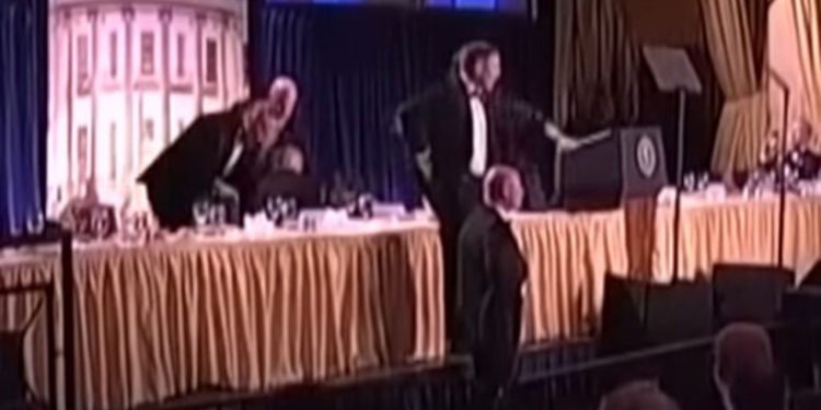 Trampın olduğu tədbirdə atışma - VİDEO