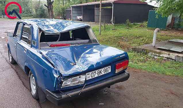 Lənkəranda ağac maşının üstünə aşdı - Gəlin-qaynana yaralandı - FOTOLAR