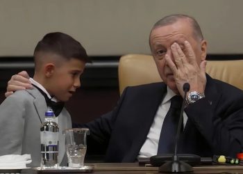 Ərdoğan göz yaşlarını saxlaya bilmədi - VİDEO