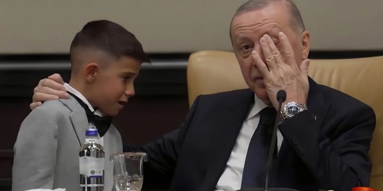 Ərdoğan göz yaşlarını saxlaya bilmədi - VİDEO