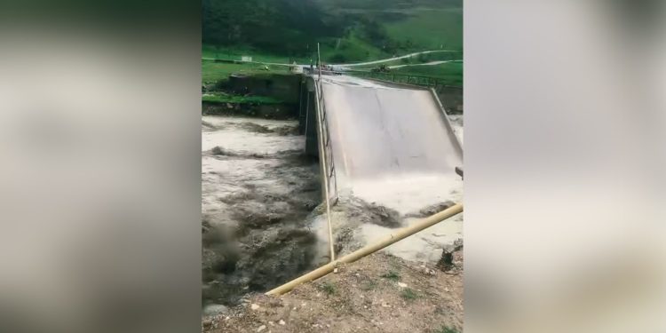 Siyəzəndə körpü uçdu - VİDEO