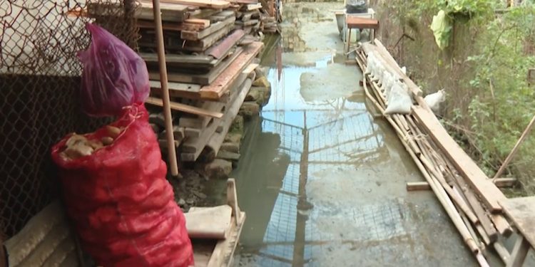 "Bütün əşyalarım suyun içindədir, baxan yoxdur..." - Keşlədə sakinlər fəryad edir - VİDEO