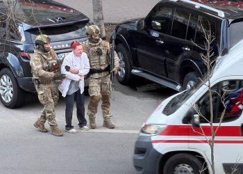 Kiyevdə küçədə insanlarla atəş açıldı - Ölənlər var