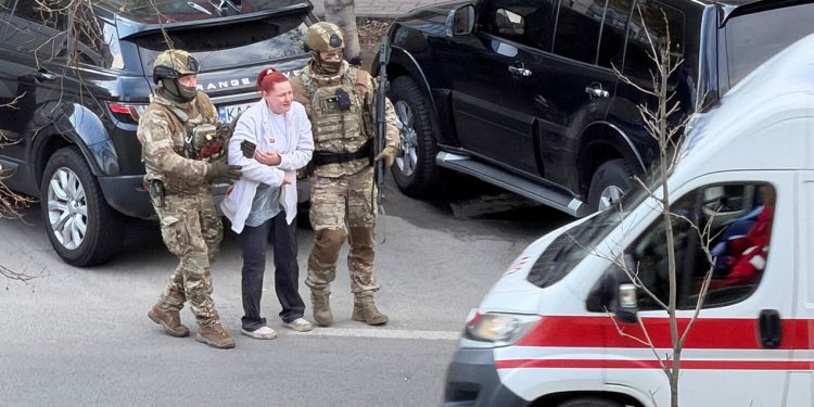 Kiyevdə küçədə insanlarla atəş açıldı - Ölənlər var