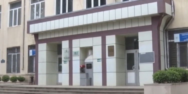 Bakıda şagird məktəbdə özünə xəsarət yetirdi - VİDEO