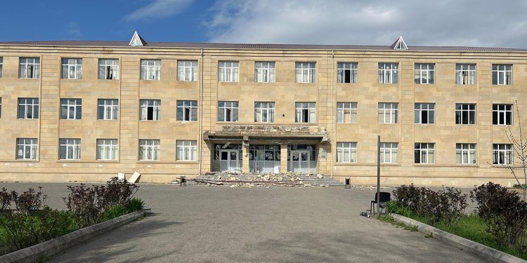 Güclü külək məktəb binasına zərər vurdu - FOTO