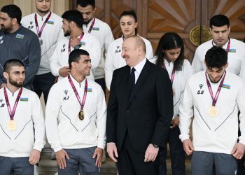 Prezident çempion güləşçiləri qəbul etdi - FOTOLAR