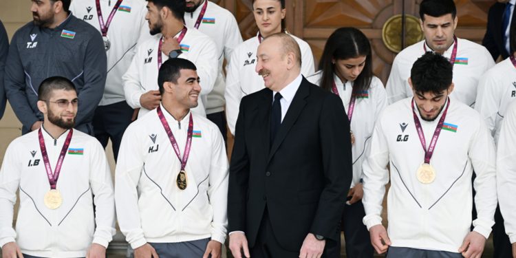 Prezident çempion güləşçiləri qəbul etdi - FOTOLAR