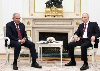 Putin Paşinyanla görüş keçirir