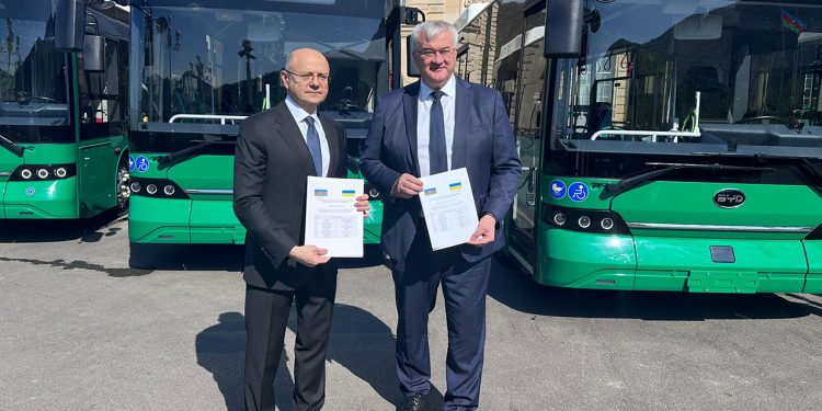 Azərbaycan Ukraynaya beş sərnişin avtobusu verdi - FOTOLAR