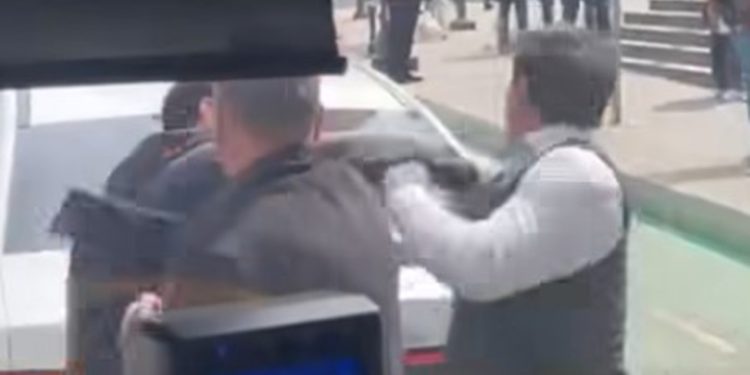 Taksidən düşən oğlan avtobus sürücüsünü yumruqla vurdu - Polis araşdırır - VİDEO