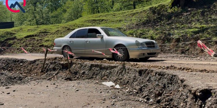 Lənkəranda torpaq sürüşməsi 6 kəndlə gediş-gəliş çətinləşdi - FOTOLAR