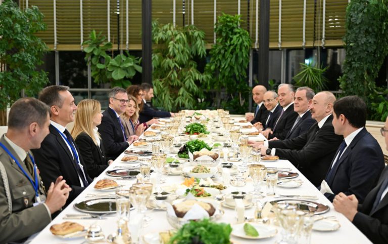 Prezidentin adından Meloninin şərəfinə şam yeməyi verildi – FOTOLAR