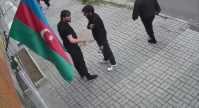 Bayrağa hörmətsizlik etdi, cavabını belə aldı - VİDEO