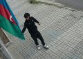 Bayrağa hörmətsizlik edən şəxs saxlanıldı - FOTO