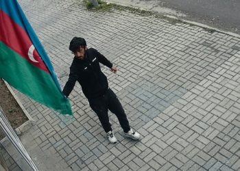 Bayrağa hörmətsizlik edən şəxs saxlanıldı - FOTO