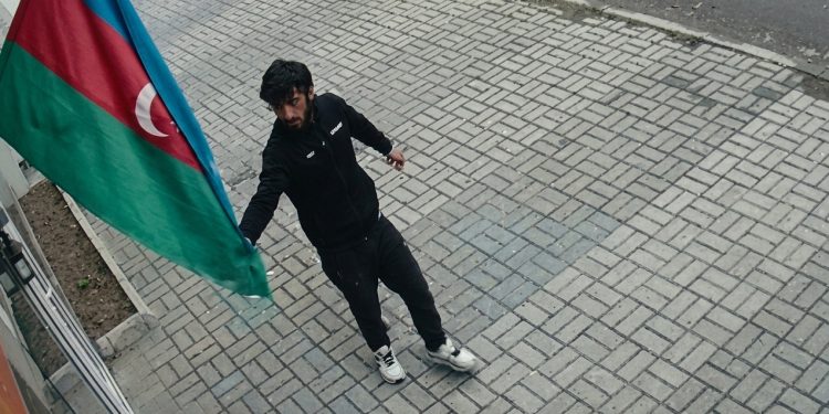 Bayrağa hörmətsizlik edən şəxs saxlanıldı - FOTO