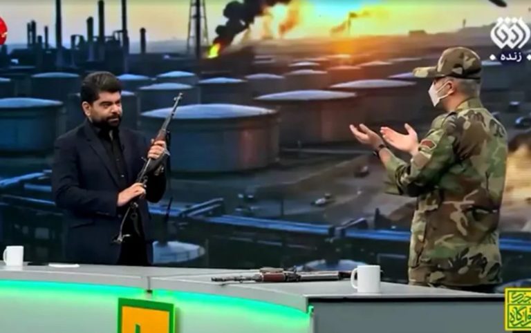 Aparıcı canlı yayımda “Kalaşnikov”dan atəş açdı –  VİDEO