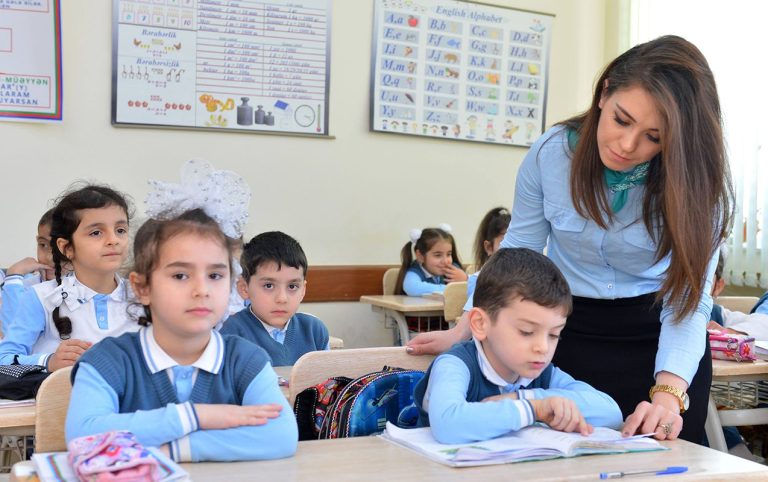 Müəllim və şagirdlərin geyimi ilə bağlı tələblər qanuna salınır
