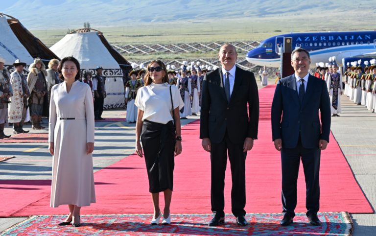 Prezident və xanımını “Yaşa mənim xalqım”la qarşıladılar – VİDEO