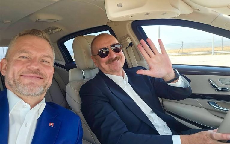 Prezidentin maşınında selfi çəkdi – FOTO