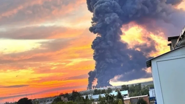 Ukrayna dronları ilk dəfə Rusiyadakı “Ozon” şirkətinin mərkəzinə zərbə endirdi: Yanğın baş verib – FOTO-VİDEO