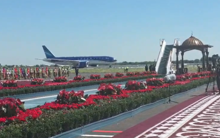 Prezidentin təyyarəsi Buxara aeroportuna endi – Video – Yenilənir