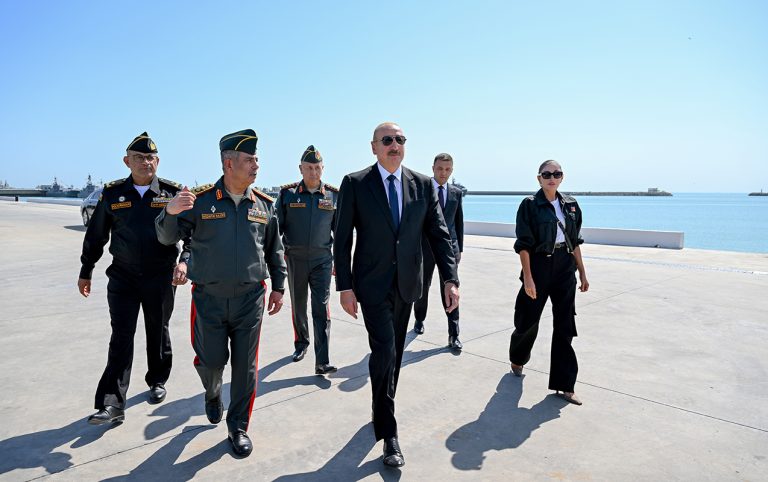 Prezident Hərbi Dəniz Qüvvələrində olub – FOTOLAR
