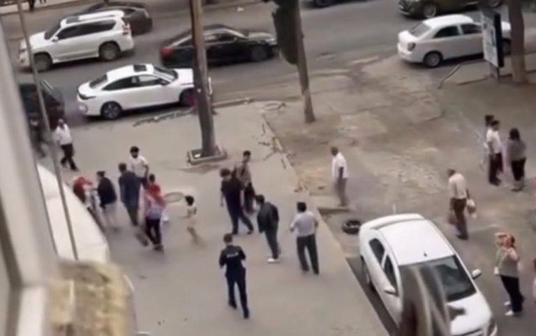Xırdalanda binanın eyvanından şüşə qopdu, qadının başına düşdü – VİDEO