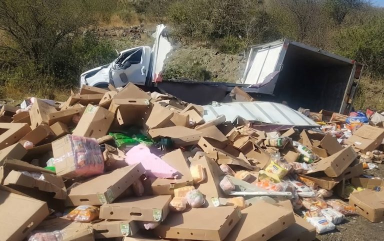 Yük maşını aşdı, toyuqlar yola dağıldı – VİDEO