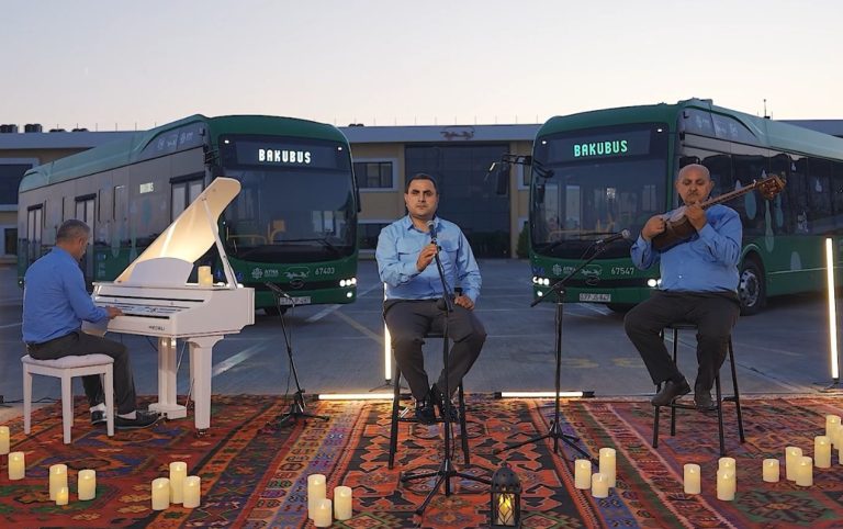 Avtobus sürücülərindən maraqlı performans – Biri oxudu, digərləri ifa etdi – VİDEO