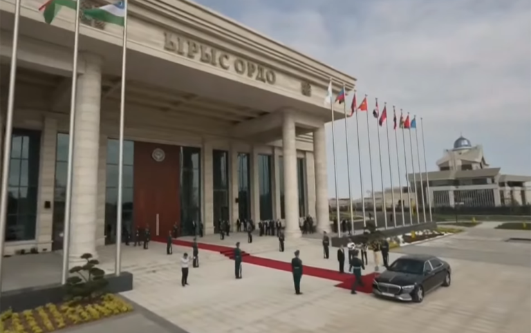 Japarov sammit iştirakçılarını qarşılayır – Canlı