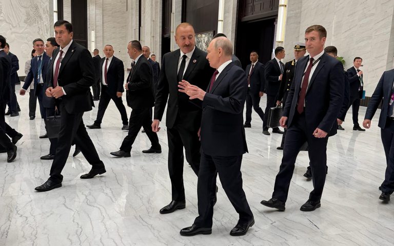 İlham Əliyev Putinlə söhbət etdi – FOTOLAR