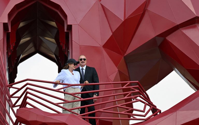 Prezident və birinci xanım “Nəsimi Bağları”nda – FOTOLAR
