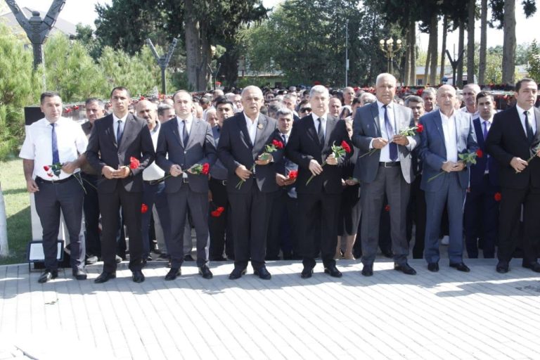 Cəlilabadda təhsil işçiləri şəhidlərin abidə-kompleksini ziyarət etdilər – FOTOLAR