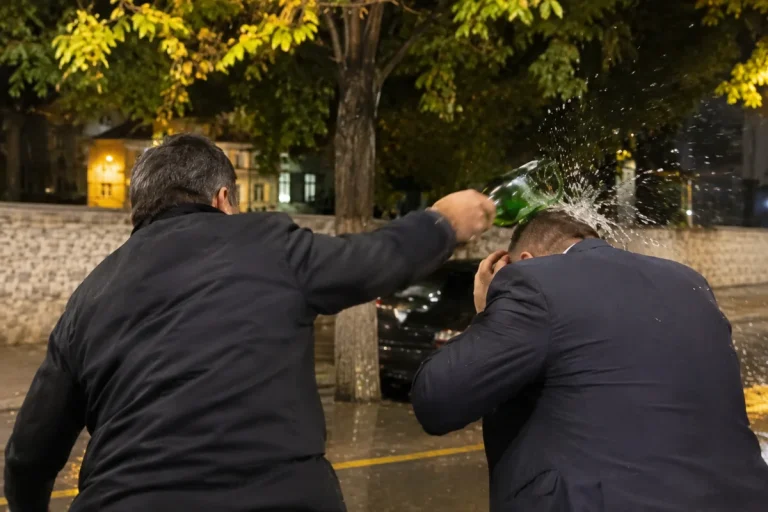 Məmur Şəkidə “ciyər axşamı”nda bələdiyyə sədrinin başına butulka çırpdı – Təfərrüat